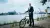 Alumnus Erik Verweij met fiets voor Kralingse Plas
