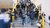 Middelbare scholieren lopen de trap op in hun school.