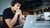 Man achter laptop