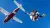 Twee mensen doen een duo-parachutesprong uit een vliegtuigje