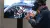 Man met VR-bril staat voor een scherm waarop een auto te zien is