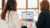Twee Internal Auditing and Advisory-studenten nemen een webpagina door