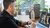 HR-professional in een online meeting met een collega over Human Resources en Global Mobility