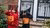 Kleine kinderen verkleed als duiveltje en heks met oranje Halloween-emmertje in hun handen schrikken