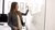 Governance and Leiderschap-professional maakt aantekeningen op een whiteboard