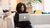 Professional met interesse in Maatschappelijke Impact en Purpose aan het werk achter haar laptop