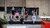 Eveline Crone tussen een groep van 9 collega onderzoekers op de trappen voor het Erasmus Building op Campus Woudestein.