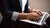 Legal professional aan het werk op haar laptop