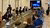 Deelnemende studenten in gesprek aan lange tafel bij een advocatenbureau