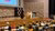 Professor op het podium geeft het Erasmus Junior College.