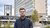 Robin van den Akker voor een gebouw op de campus