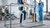 man leert lopen met robotbeen