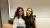 Twee vrouwen staan in een collegezaal en poseren voor de foto.