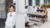 Student Keito leunt tegen een pilaar op de campus met een groep studenten op de achtergrond