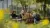 Vier studenten zitten aan een picknicktafel op campus Woudestein