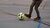 Voetballend kind, enkel gefotografeerd vanaf de benen.
