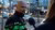 Politieman wordt geinterviewd voor de Rotterdamse podcast de Stadswandeling.