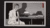Een monochrome illustratie van een man in pak, zittend aan een typemachine