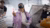 Cleo Anderson draagt de Apple Vision Pro op de Rotterdamse markt.