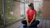 Cleo Anderson draagt de Apple Vision Pro terwijl ze yoga doet op haar balkon.