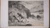 Een monochrome illustratie van een rijke drenkeling en een tot slaaf gemaakte man die zich op het strand over hem ontfermd