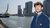 Arthur de Jaeger met op de achtergrond de Erasmusbrug en de hoogbouw van Rotterdam