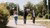 Drie medewerkers lopen op de groene campus.