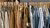 Tweedehands kleding aan een hanger.