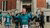 Deelnemer Erasmus Charity Run kijkt glimlachend in de camera terwijl ze twee duimen opsteekt.