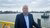 Portretfoto van Erasmusprofessor Frank van Oort aan de Maas.