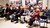 Gepensioneerden zitten in een zaal in Museum Overloon geboeid te luisteren naar een presentatie.