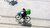 Uber Eats bezorger fietst door de stad.
