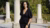 Wetenschapper Kayla Green poseert buiten.