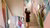 Vrouw maakt foto van Twisting Thriving Topographies