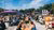 Studenten op terras in de zon