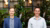 Twee mannen staand voor een groene, verlichte binnentuin.