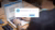 Foto van persoon achter laptop met Chrome-vraag om microfoon- en cameratoegang