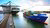 Containerschip vaart weg van de kade in de haven van Rotterdam