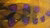 abstract schilderij met paars en geel, overlappende vlakken met kleur