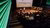 Een spreker op het podium in de zaal die de ‘Top 250-prijsuitreiking’ presenteert aan het publiek dat beneden zit.