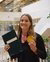 Marloes Keetels laat trots haar diploma en gouden medaille zien