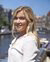 Alumnus Jana van den Bergen poseert in de stad.