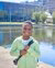 Montae Kortstam kijkt met een glimlach in de camera.