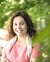 Annemarie van Doorn omringd door bladeren.