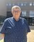 Jan de Leeuw poseert voor Sanders Building.