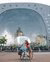 Twee jongeren in Rotterdam in de zomer voor de Markthal.