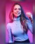 Foto van alumna Lissy Smeets met paars-roze achtergrond