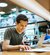 Foto van studerende student in de Universiteitsbibliotheek
