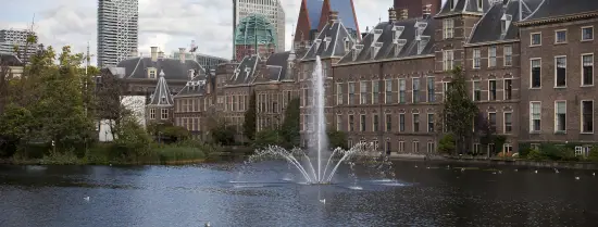 Hofvijver Den Haag met skyline Den Haag op de achtergrond