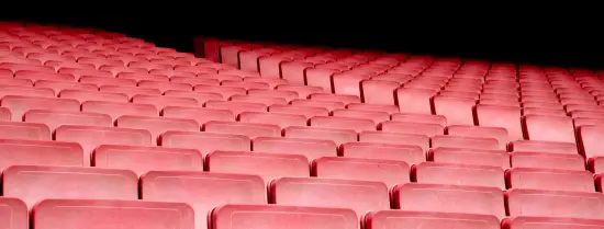 Lege rode stoelen in een theater